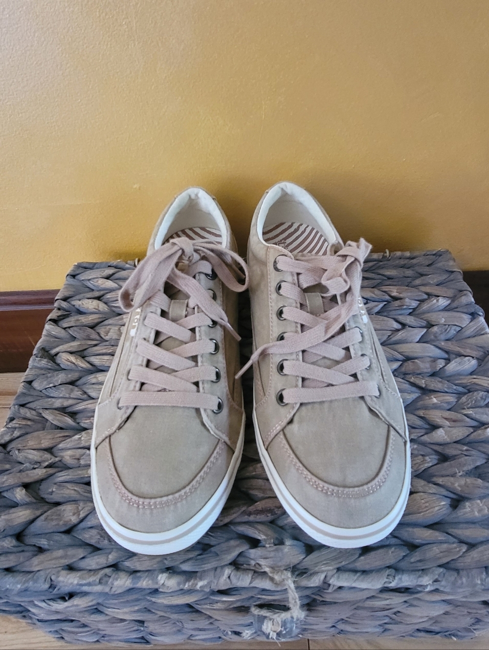 Taos Sz 7 Casual Beige Suede Lace-Up Sneakers